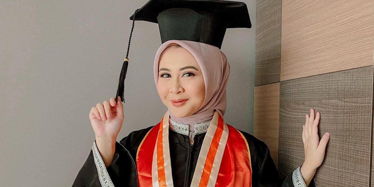 Gaya Hidup Anak Kampus Saat Wisuda: Apakah Makeup Wajib?