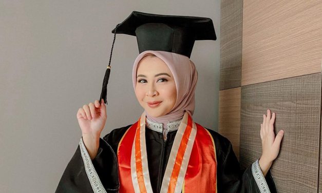 Gaya Hidup Anak Kampus Saat Wisuda: Apakah Makeup Wajib?