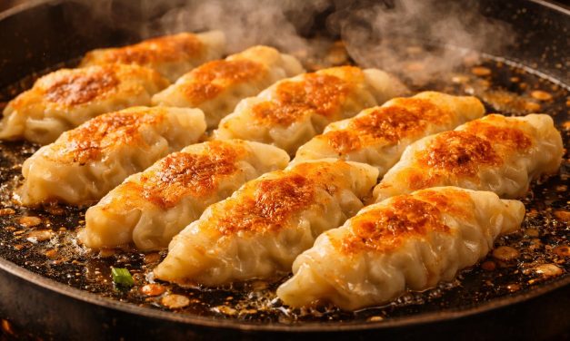 Kuliner Gyoza! Camilan Jepang Dengan Isian Gurih & Saus Khas