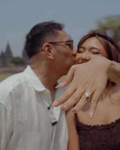 Bikin Baper! Marion Jola Di lamar Kekasih Di Candi Prambanan