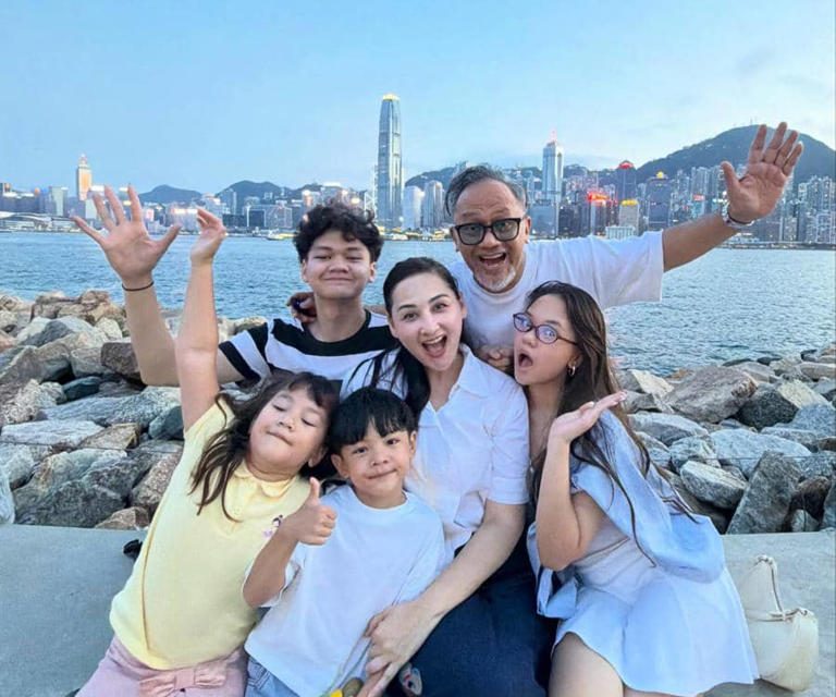 Family Time! Mona Ratuliu & Keluarga Liburan Seru Di Hong Kong
